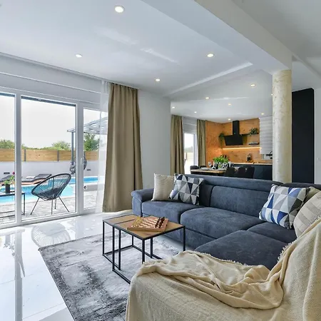 Luxury Jomani With Heated Pool Villa *