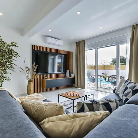 Luxury Jomani With Heated Pool Villa *