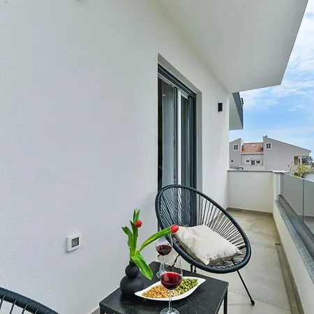 Luxury Jomani With Heated Pool Villa