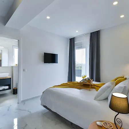 Villa Luxury Jomani With Heated Pool