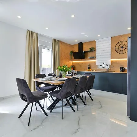 Luxury Jomani With Heated Pool Villa *