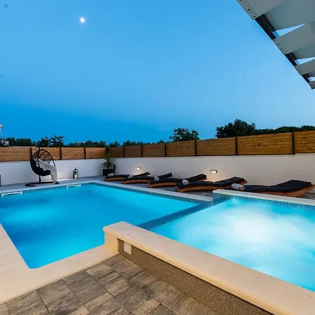 Luxury Jomani With Heated Pool Villa