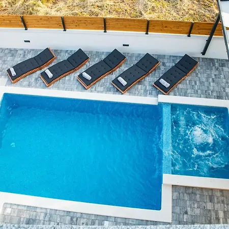 Villa Luxury Jomani With Heated Pool