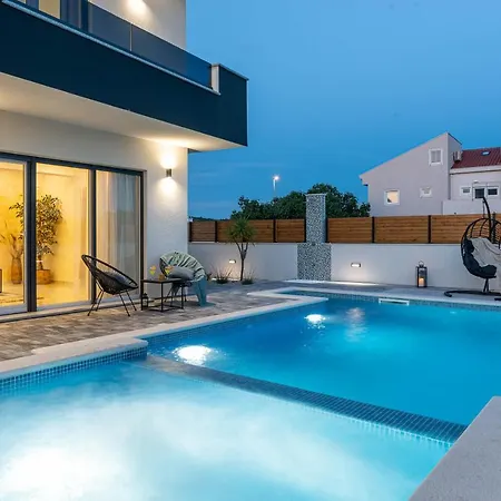 Luxury Jomani With Heated Pool Villa *