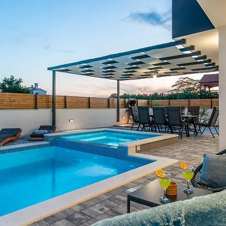 Luxury Jomani With Heated Pool Villa *