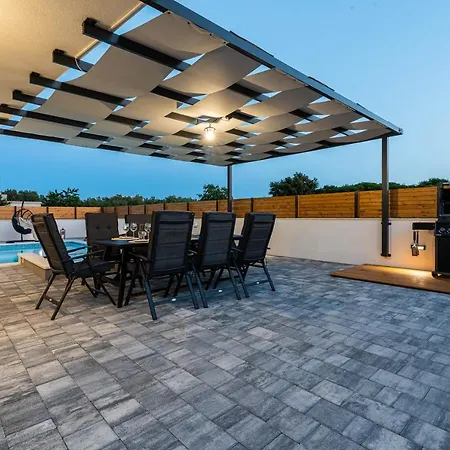 Luxury Jomani With Heated Pool *