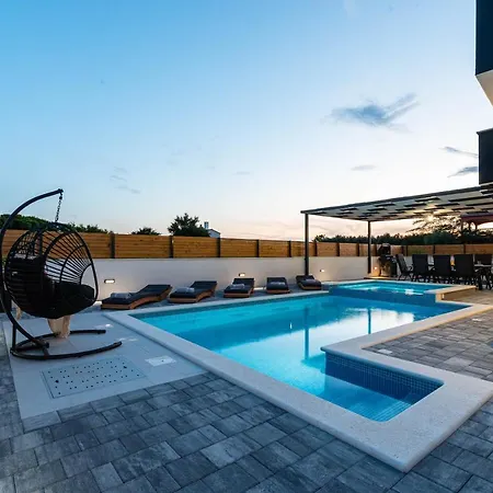 Luxury Jomani With Heated Pool Villa