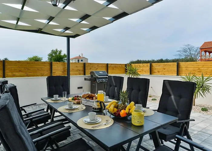 Luxury Jomani With Heated Pool Villa *