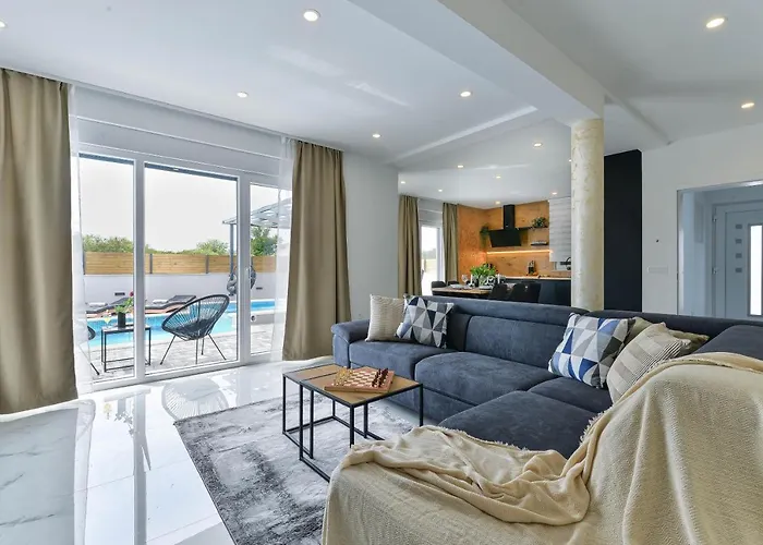 Luxury Jomani With Heated Pool Villa *