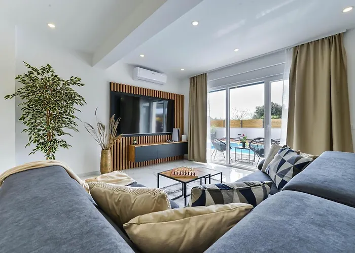 Luxury Jomani With Heated Pool Villa *