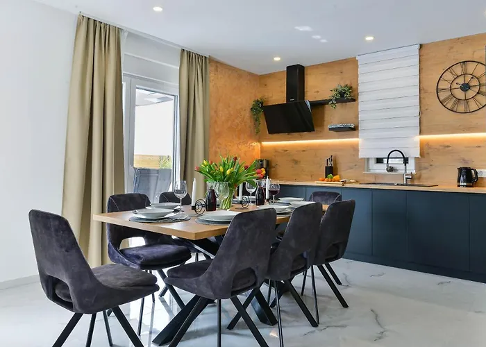 Luxury Jomani With Heated Pool *