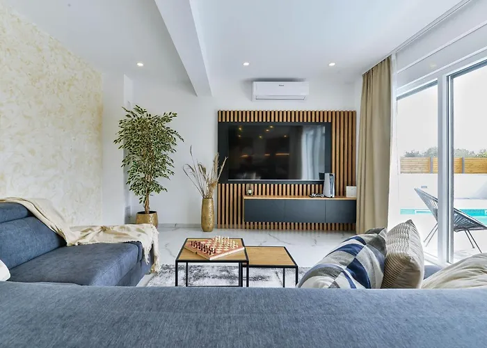 Luxury Jomani With Heated Pool