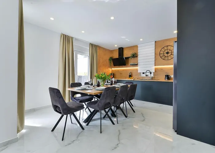 Luxury Jomani With Heated Pool Villa *