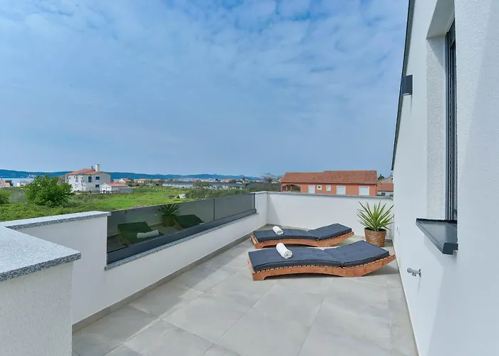 Villa Luxury Jomani With Heated Pool