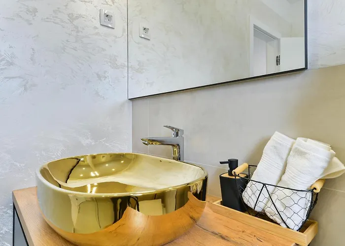 Luxury Jomani With Heated Pool *