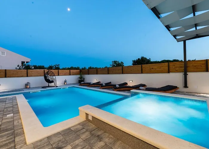 Luxury Jomani With Heated Pool Willa