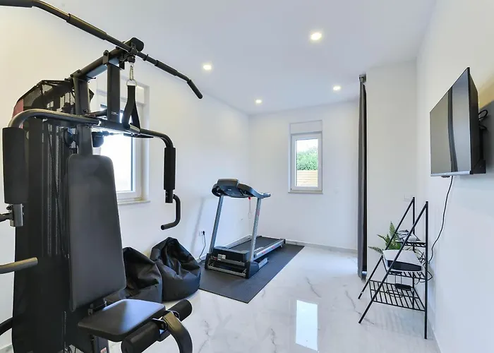 Luxury Jomani With Heated Pool Villa *