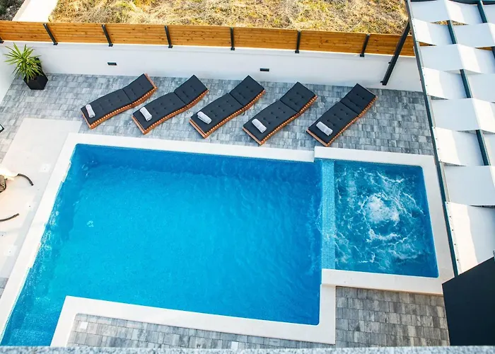 Villa Luxury Jomani With Heated Pool