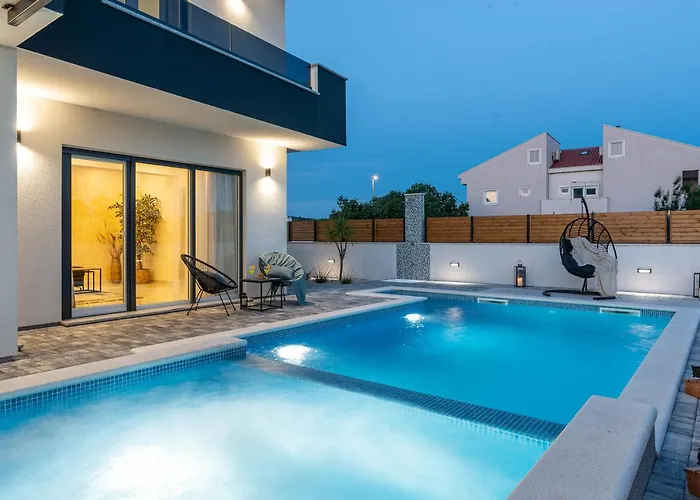 Luxury Jomani With Heated Pool Villa *