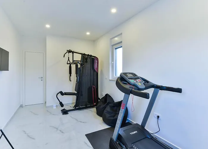 Luxury Jomani With Heated Pool *