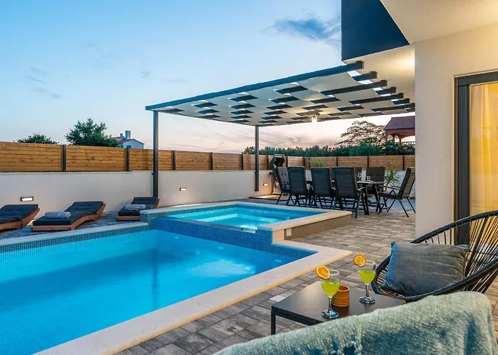 Luxury Jomani With Heated Pool Villa *