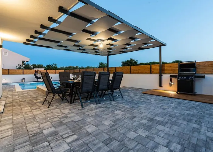 Luxury Jomani With Heated Pool *