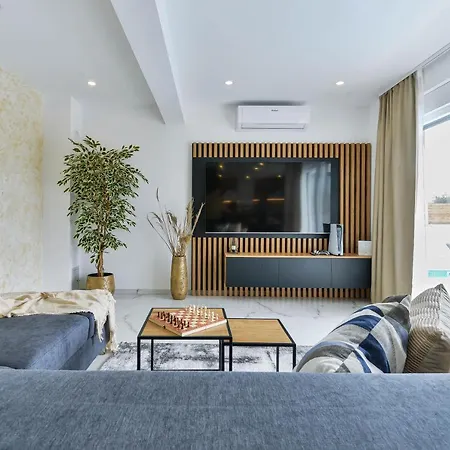 Luxury Jomani With Heated Pool