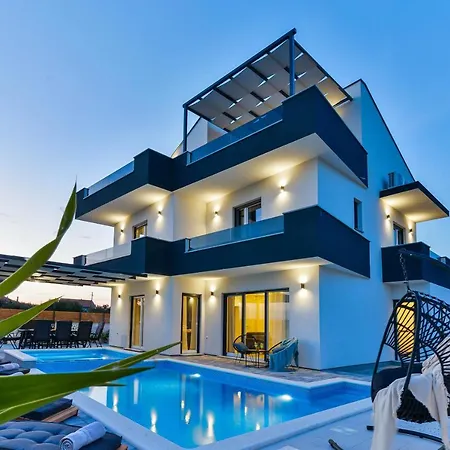 Вилла Luxury Jomani With Heated Pool Бибинье