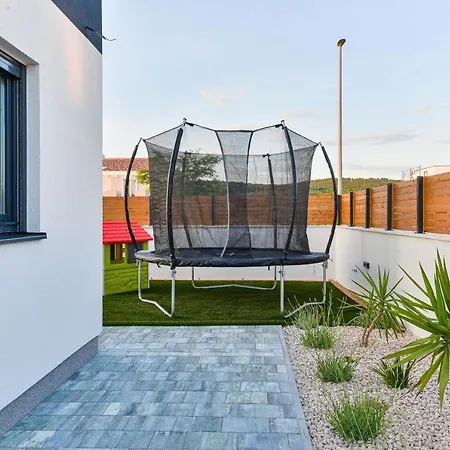Вилла Luxury Jomani With Heated Pool Бибинье