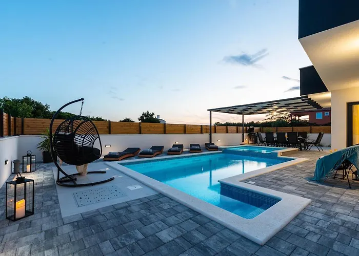 Luxury Jomani With Heated Pool Villa